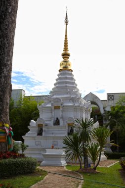 Luang Pu Mun 'un Vihara' sındaki beyaz pagoda Chiang Mai 'de Wat Chedi Luang' ın karşısında. Vihara bir Budist manastırıdır ve bu manastır Luang Pu Mun adında ünlü bir Budist keşişe adanmıştır..