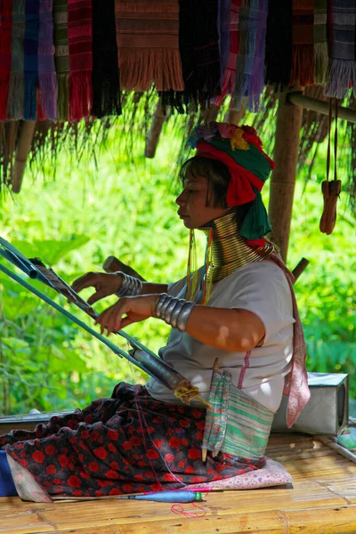 Huai Seau Tao, Tayland - 4 Ağustos 2012: Kayan Lahvi kabilesinin genç kızı renkli bir kumaş örüyor.