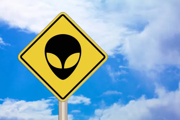Sarı Arka Planda Elmas Şekilli Geçiş Işareti Ortasında Siyah Uzaylı — Stok fotoğraf