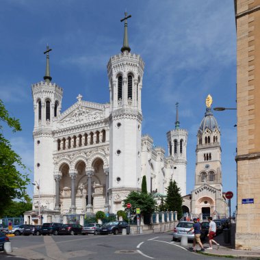 Lyon, Fransa - 10 Haziran 2018 Notre-Dame de Fourviere Bazilikası, Lyon 'da küçük bir bazilika. 1872 ve 1884 yılları arasında şehre tepeden bakan baskın bir konumda özel sermaye ile inşa edildi..