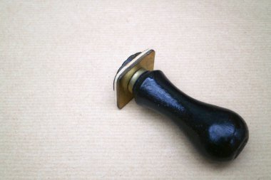 Kahverengi bir kağıdın üstündeki kauçuk damga yakın plan..