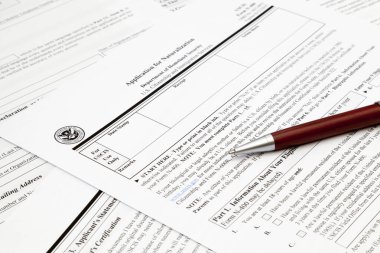 ABD vatandaşlığı almak için başvuru formunun üstüne bir kalem..