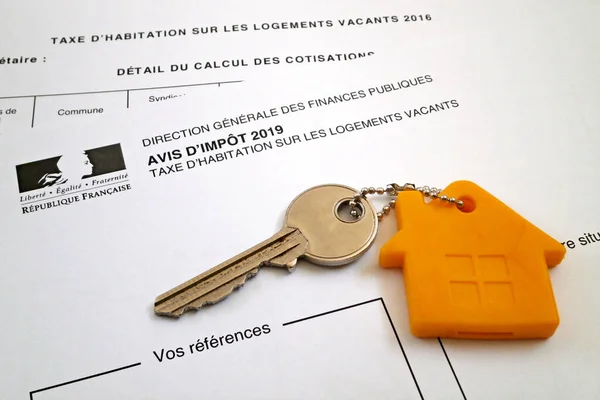 法国空房房产税表 Avis Impot Taxe Habitation Sur Les Logements Vacants 顶部的钥匙上的门钥匙 — 图库照片#