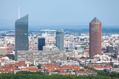 Lyon, Fransa - 10 Haziran 2018: La Part-Dieu Bölgesi, Lyon 'un merkez ticaret bölgesidir. Soldan sağa, Şehir Kulesi (202 metre), İsviçre Yaşam Kulesi (82 metre), Oksijen Kulesi (117 metre)) 
