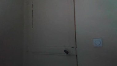 Elinde baltası olan, korkunç ışıklı parlak bir maske takan ve odaya giren kapüşonlu bir adam..
