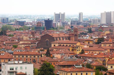 Santa Lucia, Orta Bologna 'da Via Castiglione 36' da bulunan eski bir Roma Katolik kilisesidir. Tamamlanmamış, neredeyse yarı harap olmuş tuğla cephesi, Univer tarafından büyük bir konferans salonu olarak kullanılan çarpıcı bir Barok iç mimarisini gözler önüne seriyor.