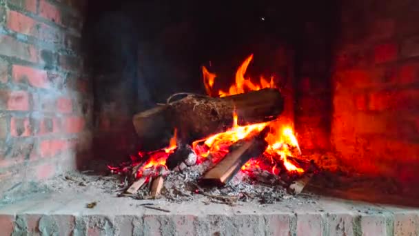 Detailní Záběr Oheň Hořící Uvnitř Cihlového Krbu — Stock video