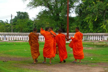 Ayuthaya, Tayland - Temmuz 2005: Ayuthaya 'da Wat Phra Mongkhon Bophit' ten çıkan genç Budist rahipler grubu.