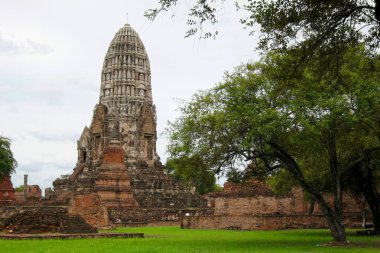 Wat Ratchaburana, Tayland 'ın Ayutthaya kentinde bir Budist tapınağıdır. Tapınağın ana merkezi şehrin en iyilerinden biridir. Ayutthaya 'nın ada bölümünde yer alan Wat Ratchaburana, Wat Mahathat' ın hemen kuzeyindedir..