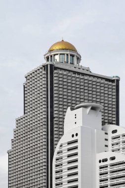 Devlet Kulesi, Bangkok 'ta Silom Road' da yer alan bir gökdelendir. İçeride kırk katlı yüksek bir avlu var ve 64. katta Bangkok panoramik manzaralı dünyanın en yüksek açık hava restoranı var..