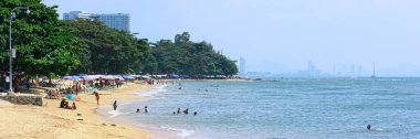 Jomtien Sahili, Tayland - 01 Kasım 2011: Tayland körfezinde popüler bir tatil beldesi olan Jomtien Sahili 'nde güneşlenen turistler ve yerliler.