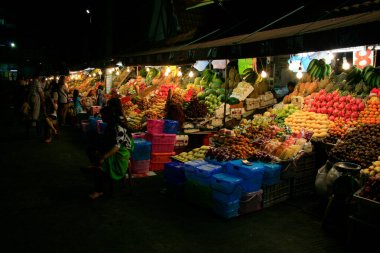 Pattaya, Tayland - 18 Şubat 2009: Mike Alışveriş Merkezi 'nin dışındaki gece meyve pazarı.