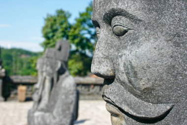 Hue, Vietnam 'daki Khai Dinh Mezarlığı' ndaki heykeller..