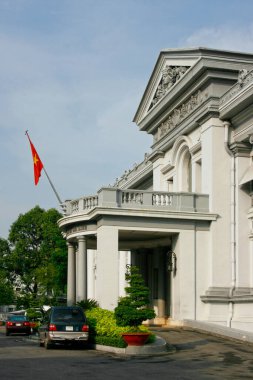 Ho Chi Minh City, Vietnam - 15 Nisan 2009: Gia Long Palace 'ın girişi. Bina, iyonik sütunları ve Yunan pedikürleriyle neoklasik. Nisan 1975 'te kaybolan Güney Vietnam Cumhuriyeti' nin eski başkanlık sarayı..