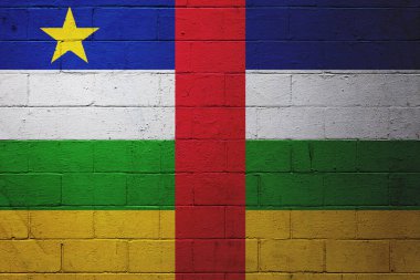 Orta Afrika Cumhuriyeti bayrağı tuğla bir duvara boyanmış..
