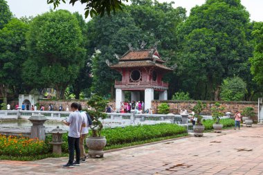 Hanoi, Vietnam - 18 Ağustos 2018: Edebiyat Tapınağı bir Konfüçyüs tapınağıdır. Vietnam 'ın ilk ulusal üniversitesi olan İmparatorluk Akademisine ev sahipliği yapmaktadır..