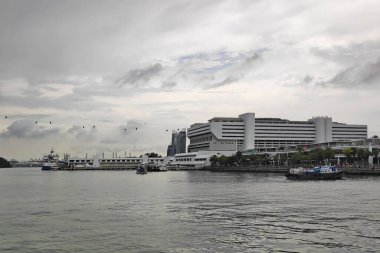 Harbourt Centre, Endonezya limanlarının yanı sıra Batam ve Bintan Adası 'na bağlanan bir alışveriş merkezi ve feribot terminali. Singapur, Harbourt 'taki 1. Deniz Meydanı' nda..