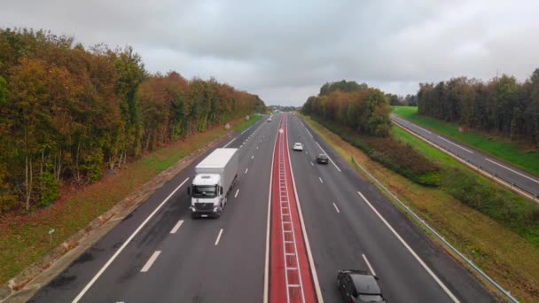 在穿过乡间的法国公路上通畅的交通 — 图库视频影像