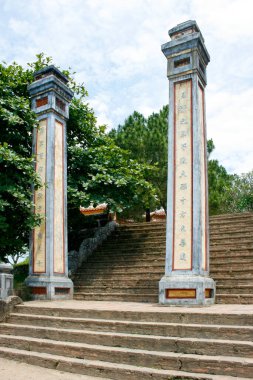 Merdivenlerdeki mimari sütunlar Hue şehrinin ünlü simgesi, Vietnam 'daki Thien Mu Pagoda' ya çıkıyor..