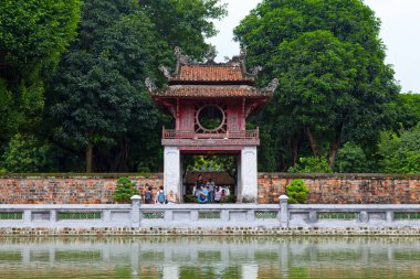 Hanoi, Vietnam - 18 Ağustos 2018: Edebiyat Tapınağı bir Konfüçyüs tapınağıdır. Vietnam 'ın ilk ulusal üniversitesi olan İmparatorluk Akademisine ev sahipliği yapmaktadır..