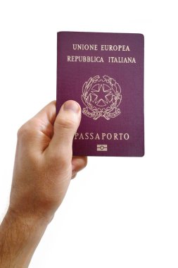 Beyaz arka planda İtalyan pasaportu tutan bir adamın yakın plan fotoğrafı..