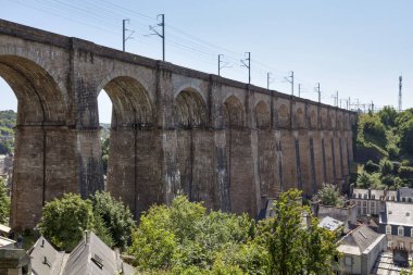 Morlaix viyadük, Morlaix Nehri 'ni geçerek Paris-Montparnasse hattı üzerinden Brest' e giden tren istasyonuna hizmet veren viyadük tipi bir demiryolu köprüsü..