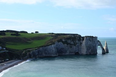 Plajdan Etretat uçurumunun manzarası. Bu tarafa 