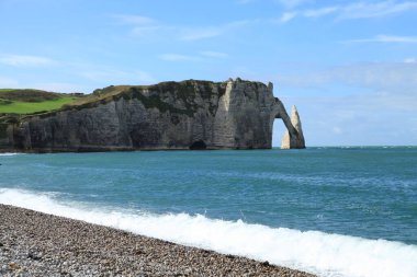 Plajdan Etretat uçurumunun manzarası. Bu tarafa 