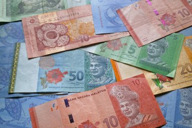 Arka plan olarak Malezya ringgit banknotları yığını.