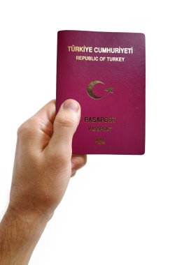 Beyaz arka planda Türk pasaportu tutan bir adamın yakın plan fotoğrafı..