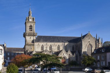 Chateauneuf-du-Faou, Fransa - 09 Ekim 2021: Saint-Julien-et-Notre-Dame kilisesi 1878 yılında mimar Jules Boyer tarafından eski bir kilisenin şantiyesinde inşa edildi..