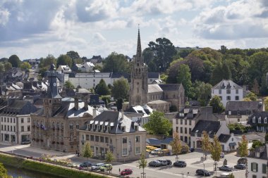 Chateaulin, Fransa - 29 Ağustos 2021: Saint-Idunet kilisesi, postane, belediye binası ve Aulne nehri manzarası.
