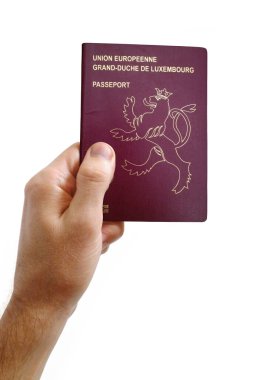 Lüksemburg 'dan gelen pasaportu beyaz arka planda tutan bir adamın yakın plan fotoğrafı..