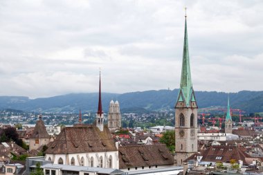 Zentralbibliothek Zürih ve Grossmunster, Fraumunster gibi birçok kilise Zürih manzarası