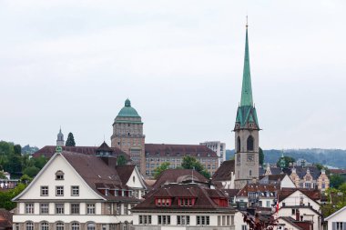 Zentralbibliothek Zürih 'i ve Zürih Üniversitesi' nin ana binasını da kapsayan Zürih manzarası.