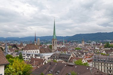 Zentralbibliothek Zürih 'i ve Grossmunster, St. Peter, Fraumunster gibi birçok kiliseyi kapsayan Zürih' in havadan görünüşü