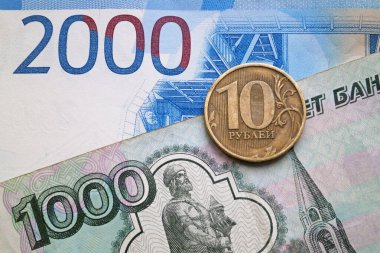Arkaplan olarak Rus rublesi ve banknotları.