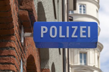Almanya 'nın Münih kentindeki bir polis karakolunun ana girişindeki Alman polis tabelasına yakın çekim.