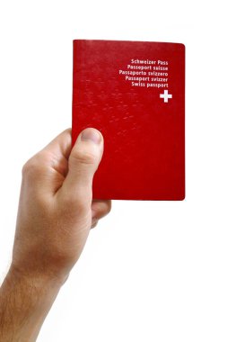 Beyaz arka planda İsviçre pasaportu tutan bir adamın yakın plan fotoğrafı..