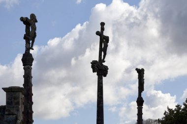 La Roche-Maurice 'deki Saint-Yves kilisesinin üç haçı ışığa karşı..