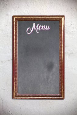 Bir restoran veya bar için modaya uygun bir menü oluşturmak için kopyalama alanı olan çerçevelenmiş karatahta ideal.