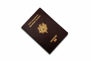 Beyaz bir arka planda izole edilmiş Fransız pasaportu..