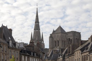 Notre-Dame de Bon-Secours Bazilikası tarihi Guingamp şehrinin merkezinde yer almaktadır..