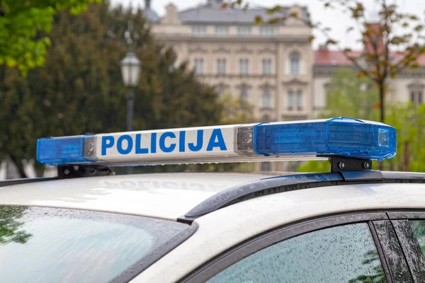 Hırvat polis arabasının sirenine yakın çekim.