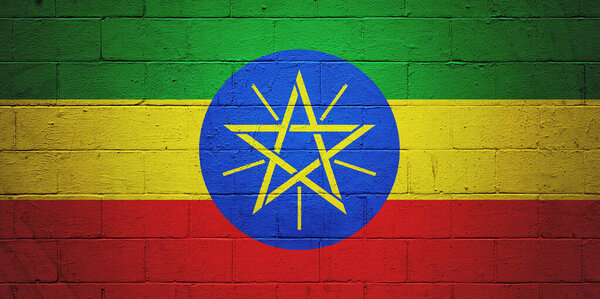 Флаг Эфиопии нарисован на стене из шлакоблоков.