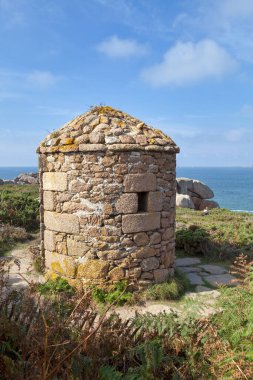 Gümrük memurları eskiden Ploumanac 'h kıyısında, Cotes-d' Armor bölgesinde Perros-Guirec kasabasında bir köy olan Gatehouse 'u kullanırdı..