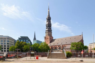 Hamburg, Almanya - 30 Haziran 2019 - St. Katharinen Kilisesi (Almanca: Hauptkirche St. Katharinen) Elbe Nehri 'nin yanında ilk kez 13. yüzyılda inşa edilen Lüterci kilisesidir..