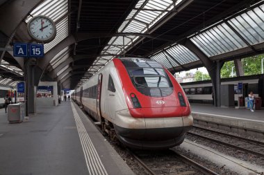 Zürih, İsviçre - 13 Haziran 2018: Zürih HB tren istasyonunda İsviçre Federal Demiryolları tarafından işletilen RABDe 500 treni.