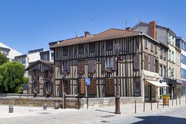 Chalons-en-Champagne, Fransa - 25 Haziran 2020: Şehir merkezindeki Nau nehri boyunca yarım keresteli ev.