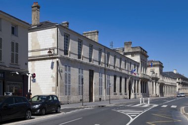 Chalons-en-Champagne, Fransa - 25 Haziran 2020: Marne Valiliği Marne şubesinin arşivlerinin karşısındaki şehir merkezinde yer almaktadır..